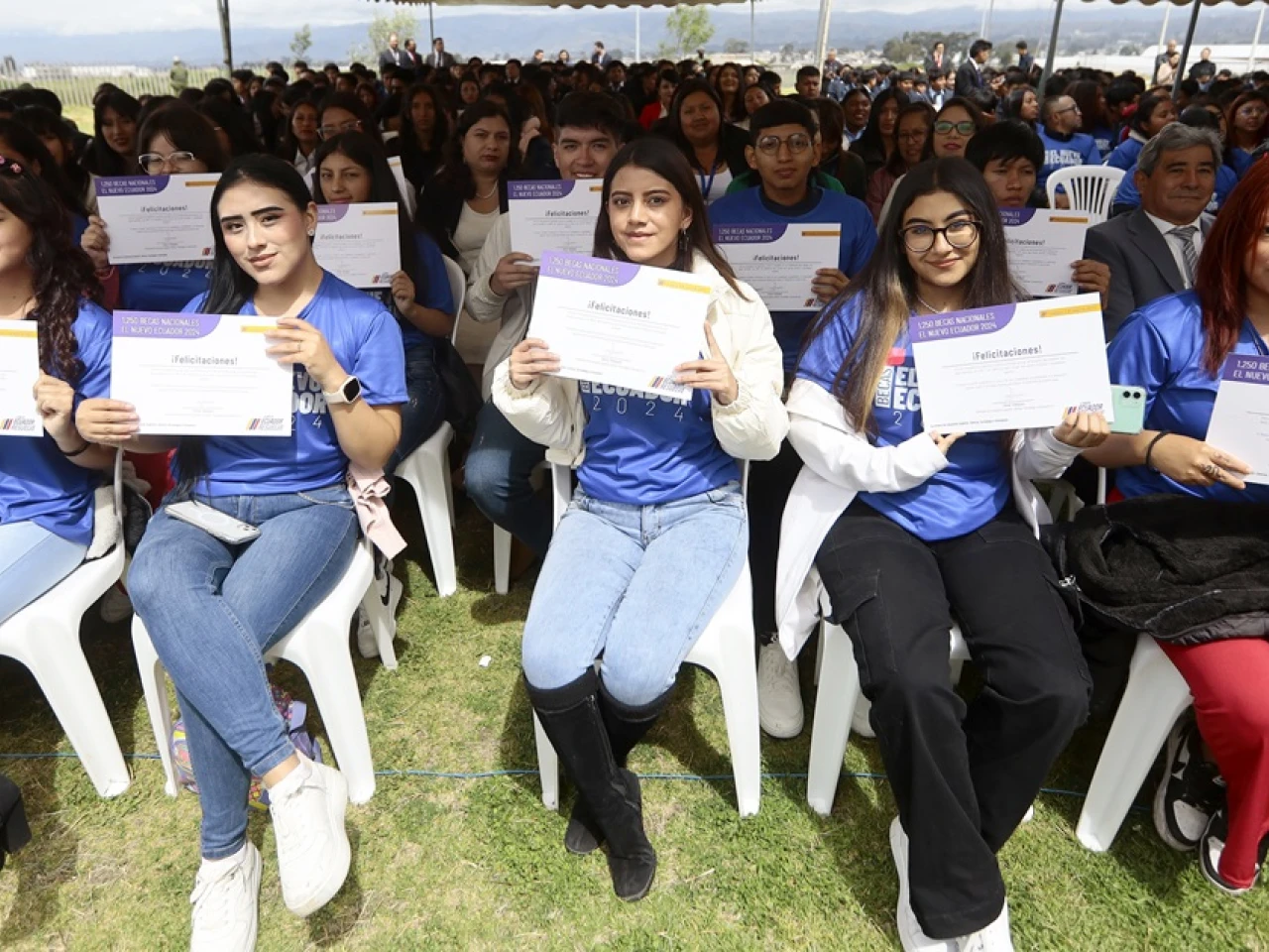 Noboa entregó becas en Cotopaxi
