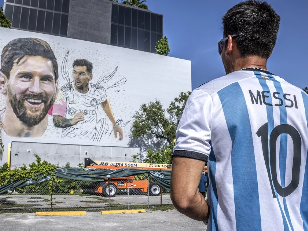 Un mural de 20 metros de un Messi sonriente le da la bienvenida a Miami