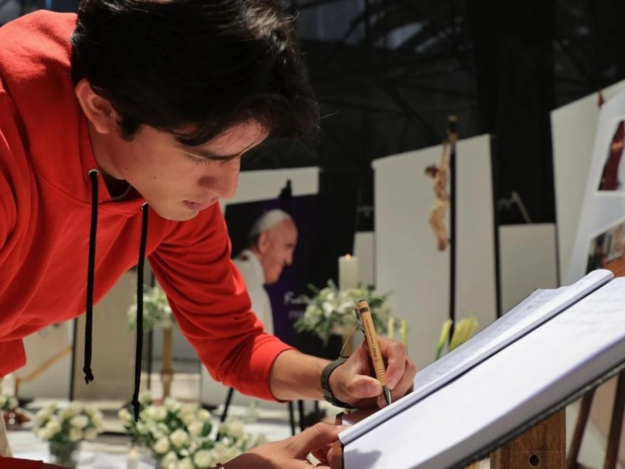 Fieles católicos despiden al papa Francisco en Ecuador
