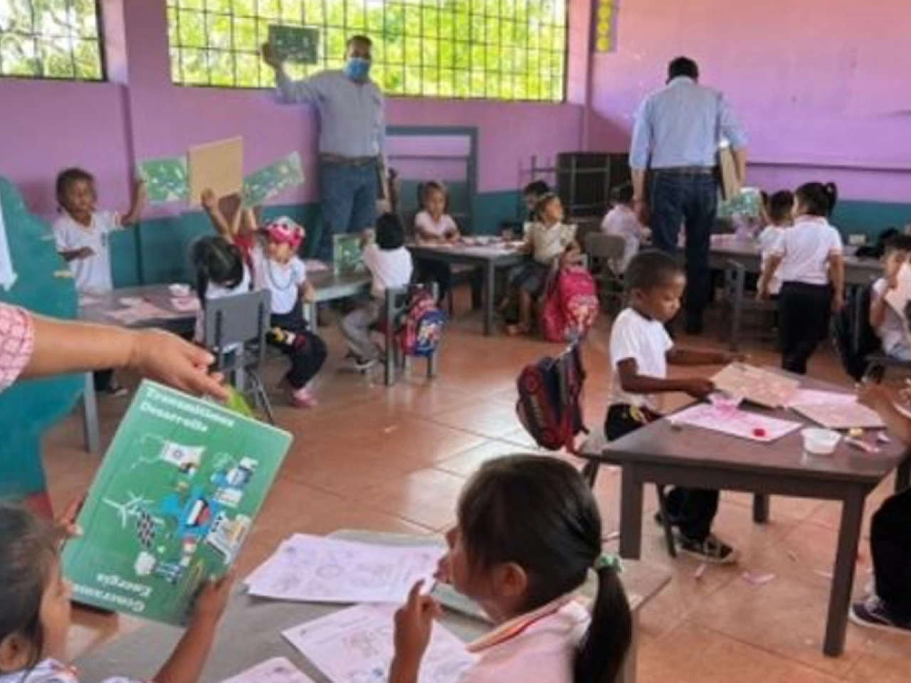 Planteles de Sucumbíos recibieron material didáctico