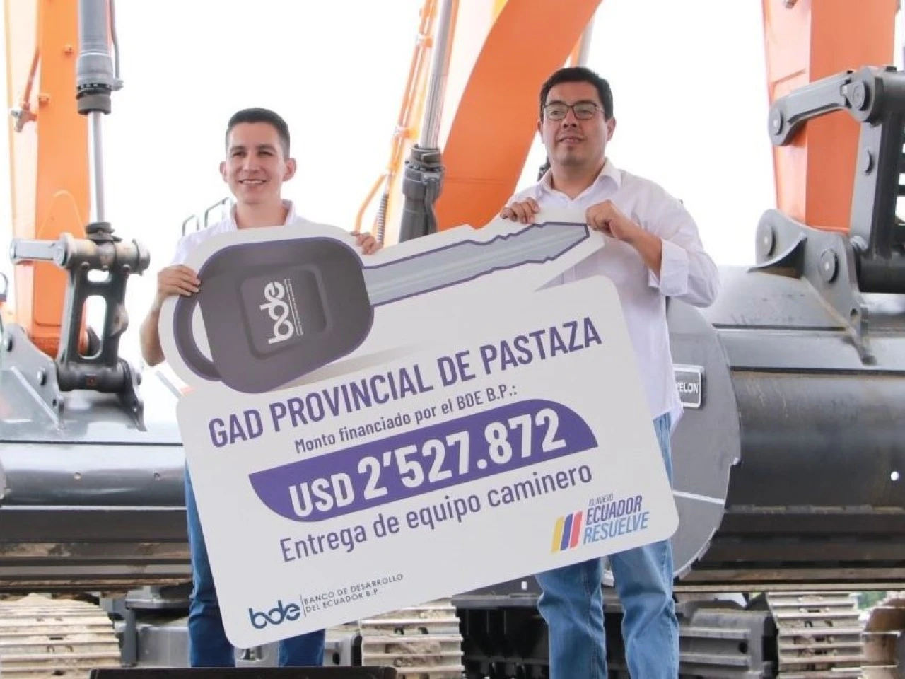 El BDE entregó nuevo equipo caminero en Pastaza 