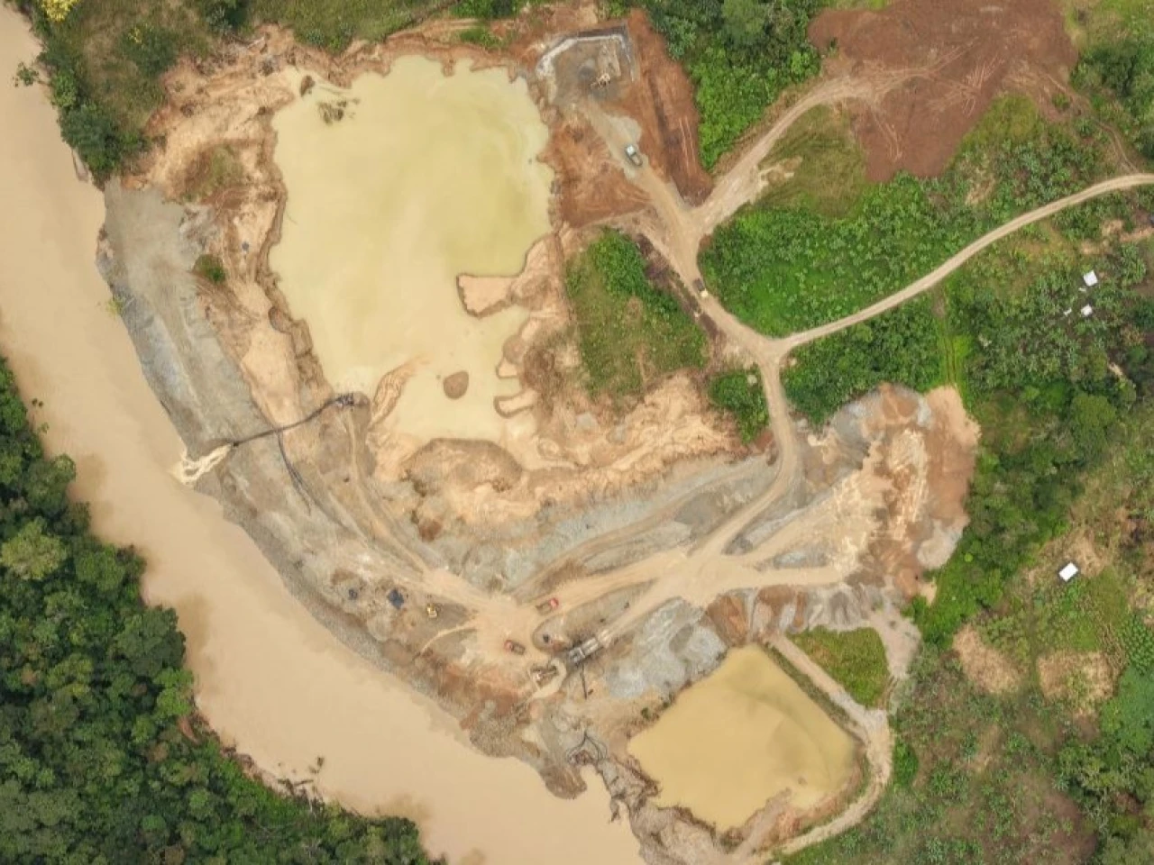 Militares destruyeron 2 campamentos de minería ilegal en Zamora Chinchipe 