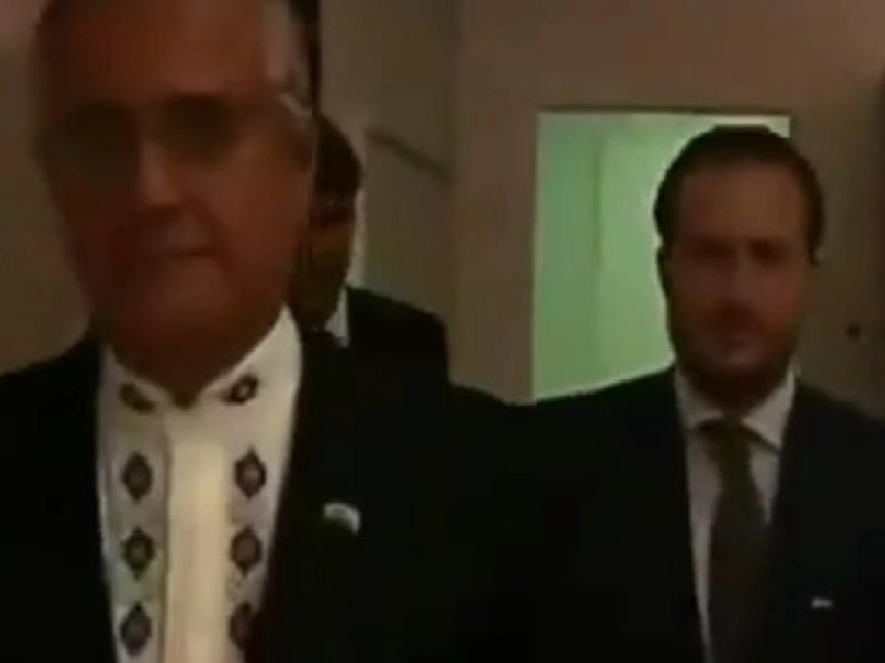 Exasesor de Alexis Mera dice que recogió sobres del despacho de Pamela Martínez y se los entregó a Mera