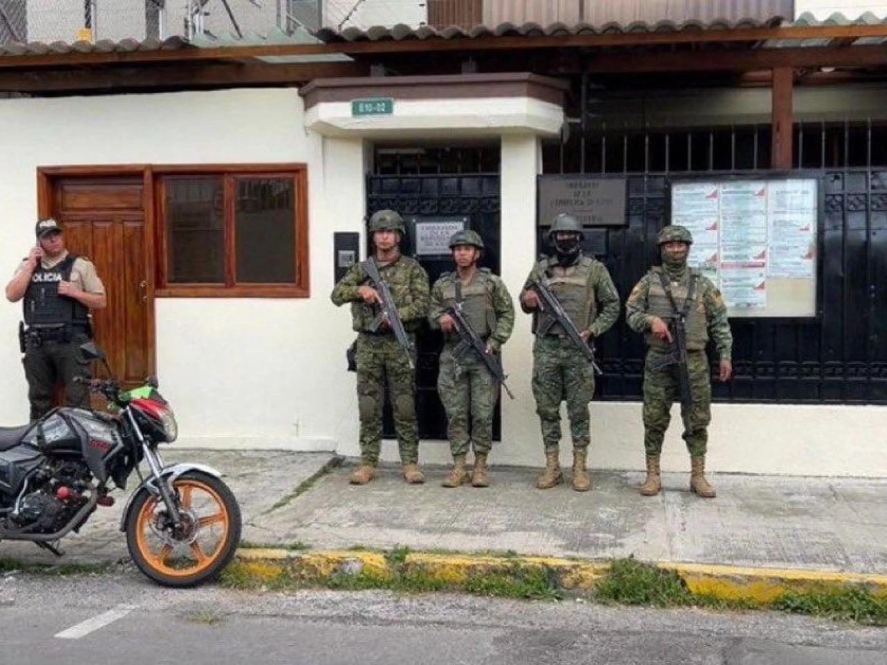 Ecuador declara “persona non grata” al embajador de Cuba 