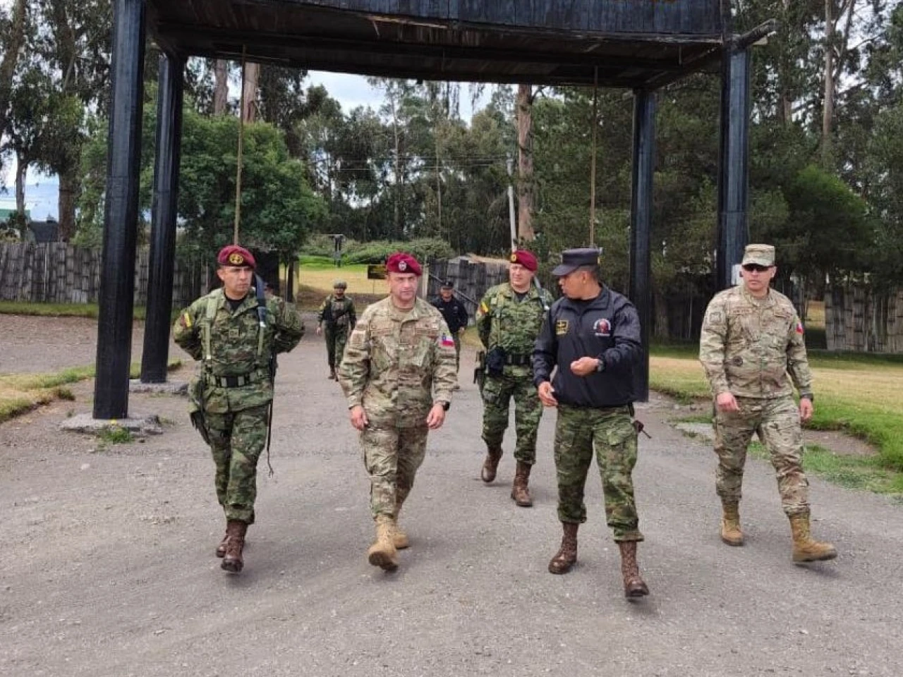 Chile y Ecuador impulsan cooperación militar contra el crimen organizado