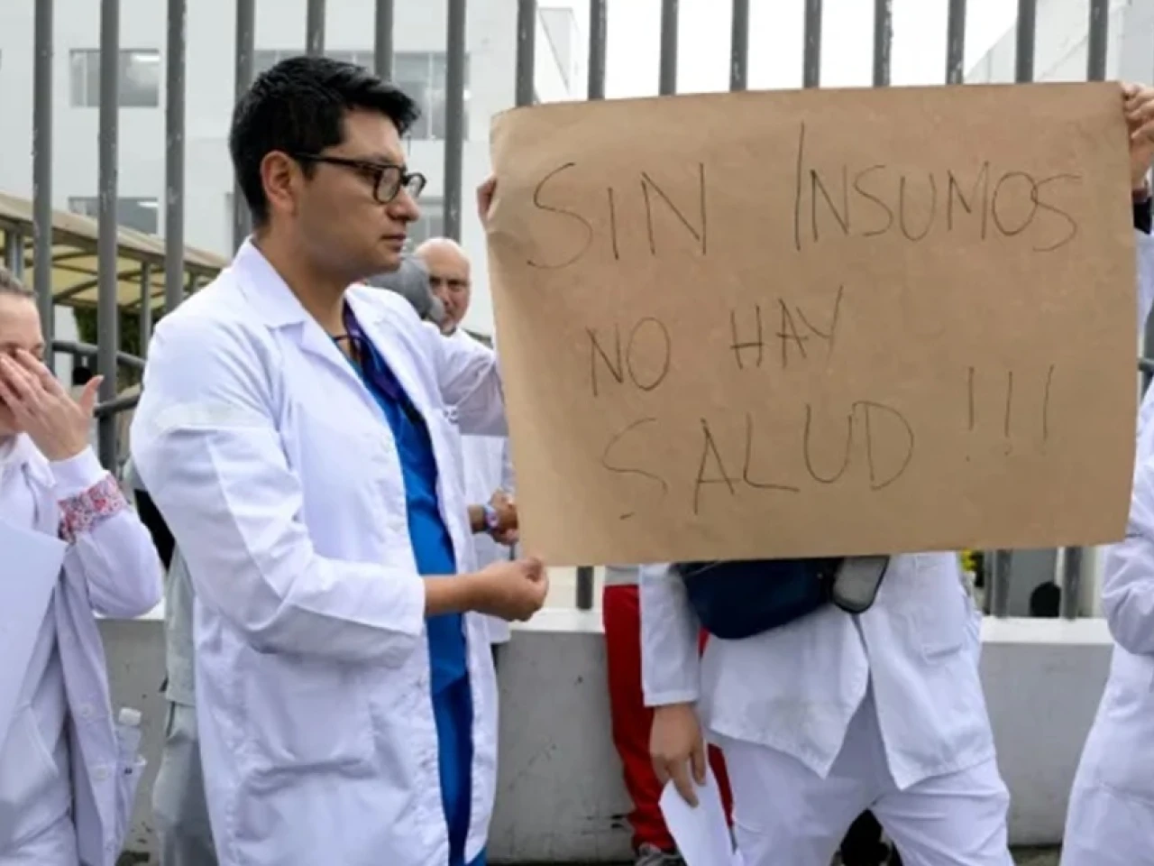 Crisis en el sistema de salud en Ecuador: despidos y falta de insumos desatan protestas en Quito