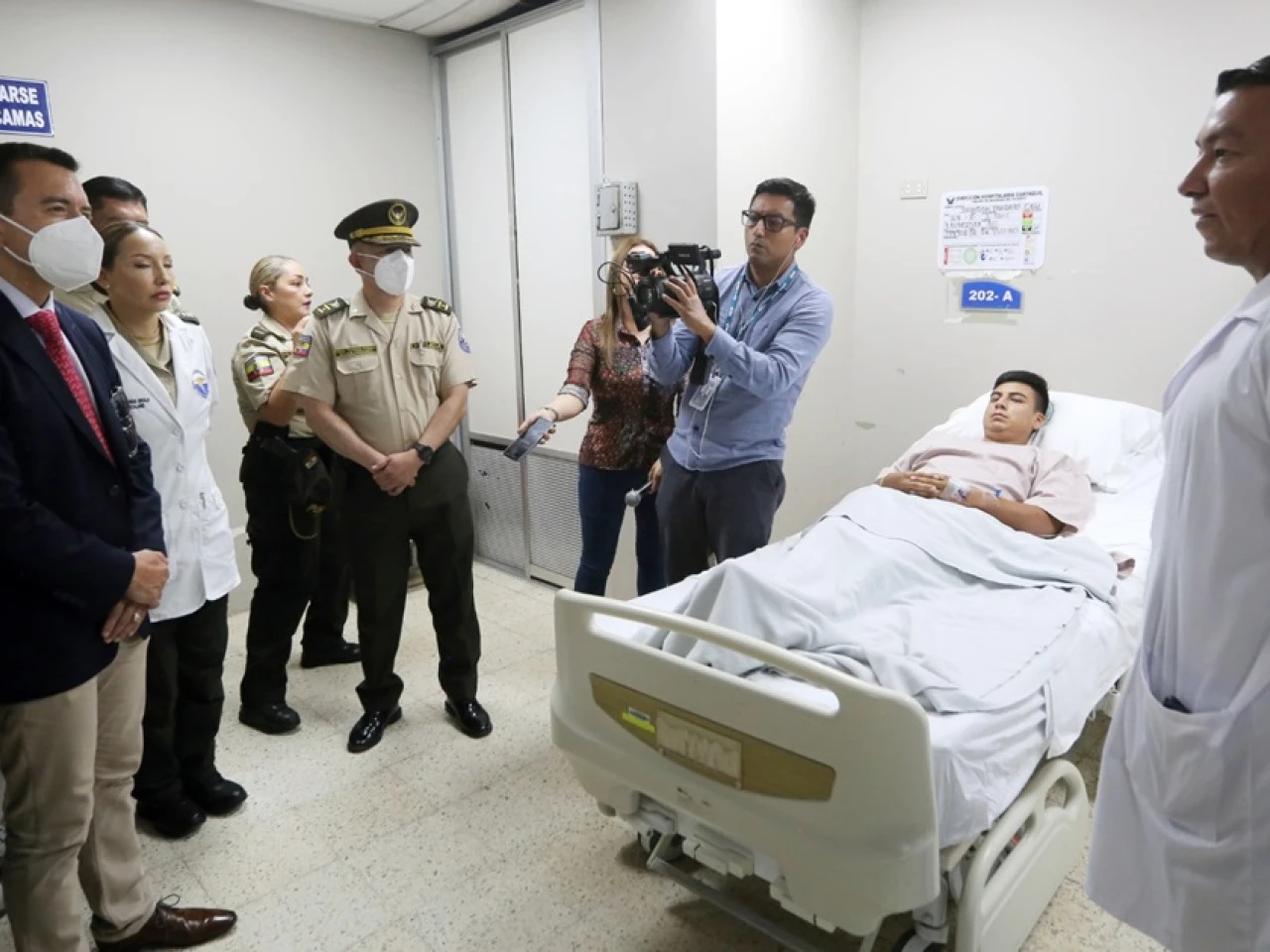 Noboa visitó a policías que fueron heridos en El Triunfo