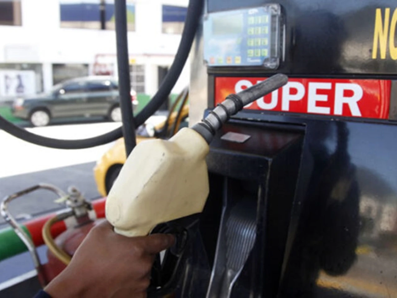 El precio de la gasolina Súper 95 sube a 3,75 dólares por galón en Ecuador