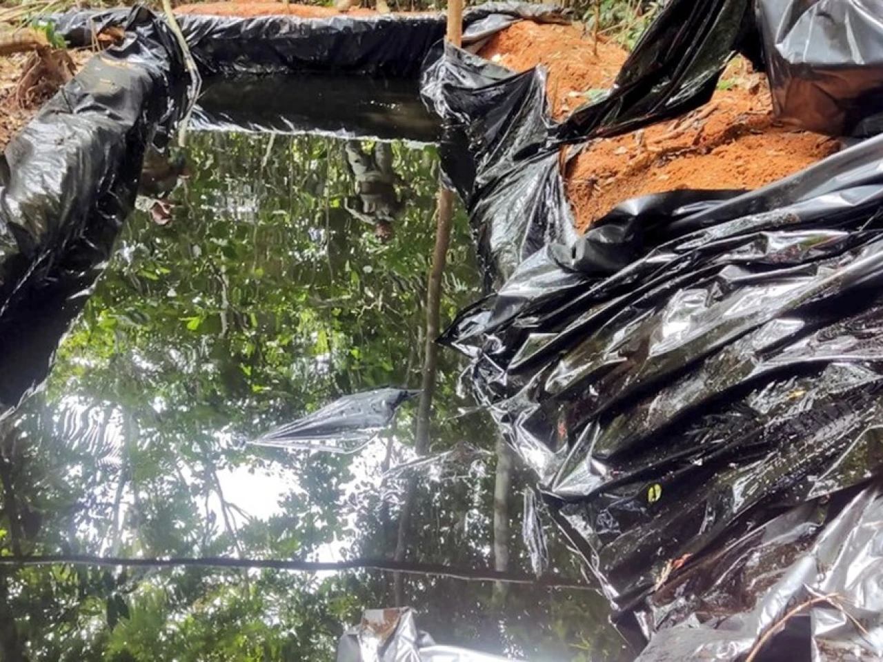 La Policía halló 4 refinerías artesanales en Lago Agrio 