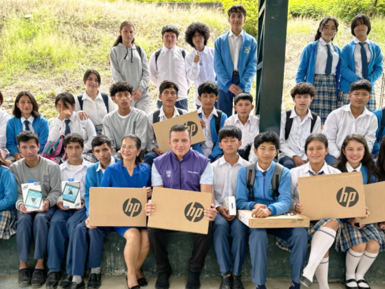 700 laptops y 110 tablets fueron entregadas en Zamora Chinchipe
