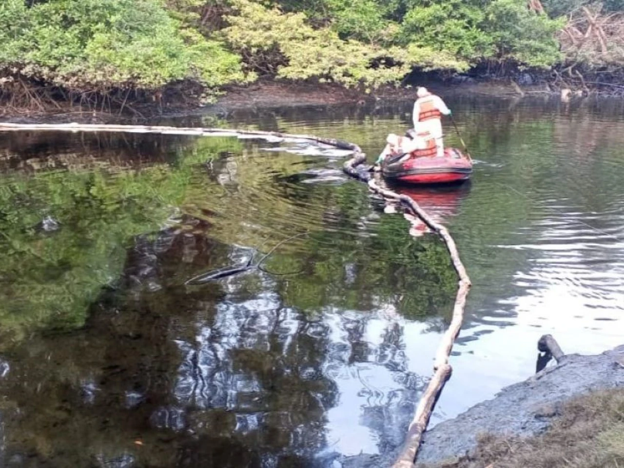 Aceite quemado y grasas contaminaron parte del estero El Salado