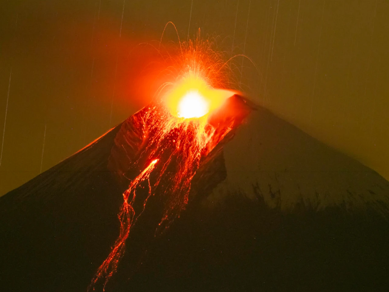El Sangay registra explosiones sentidas a 175 kilómetros