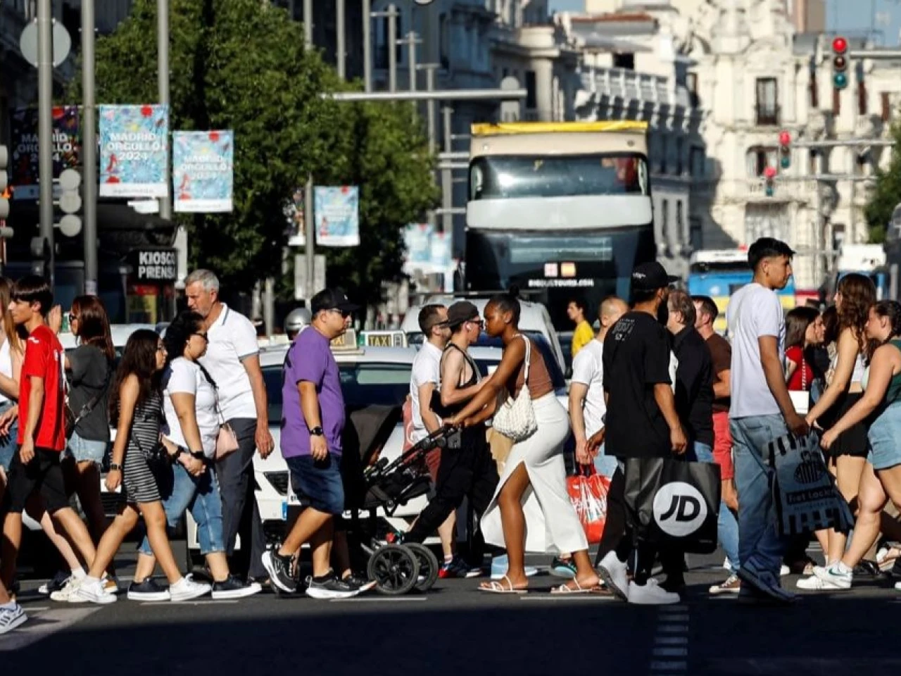 Migrantes con residencia en España suben 4,5?% respecto a 2024 
