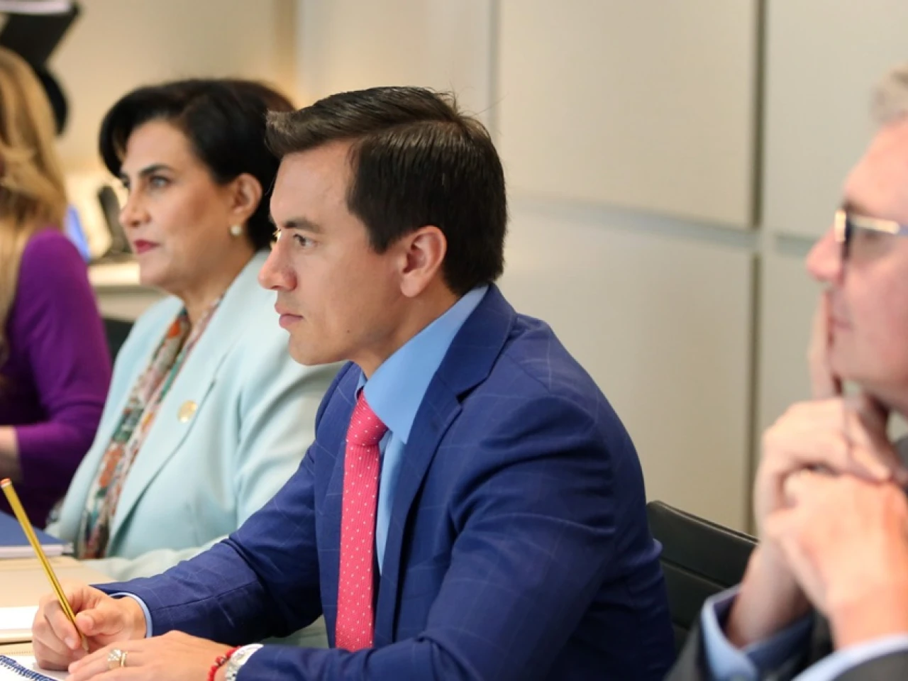 Noboa promueve la inversión francesa durante su visita a París