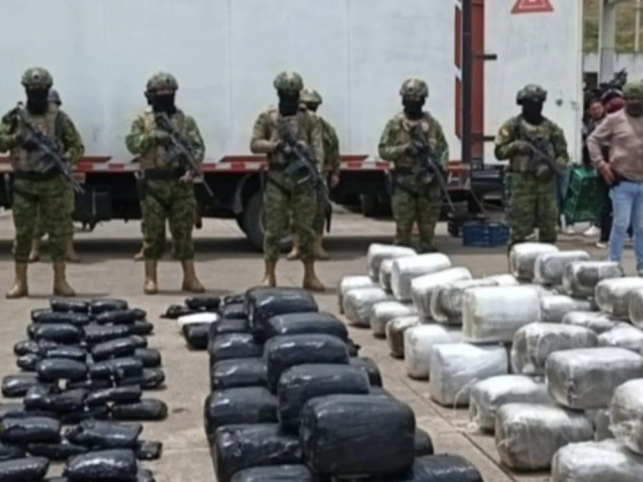 Militares decomisan más de 500 kilos de marihuana ocultos en vehículo en Carchi