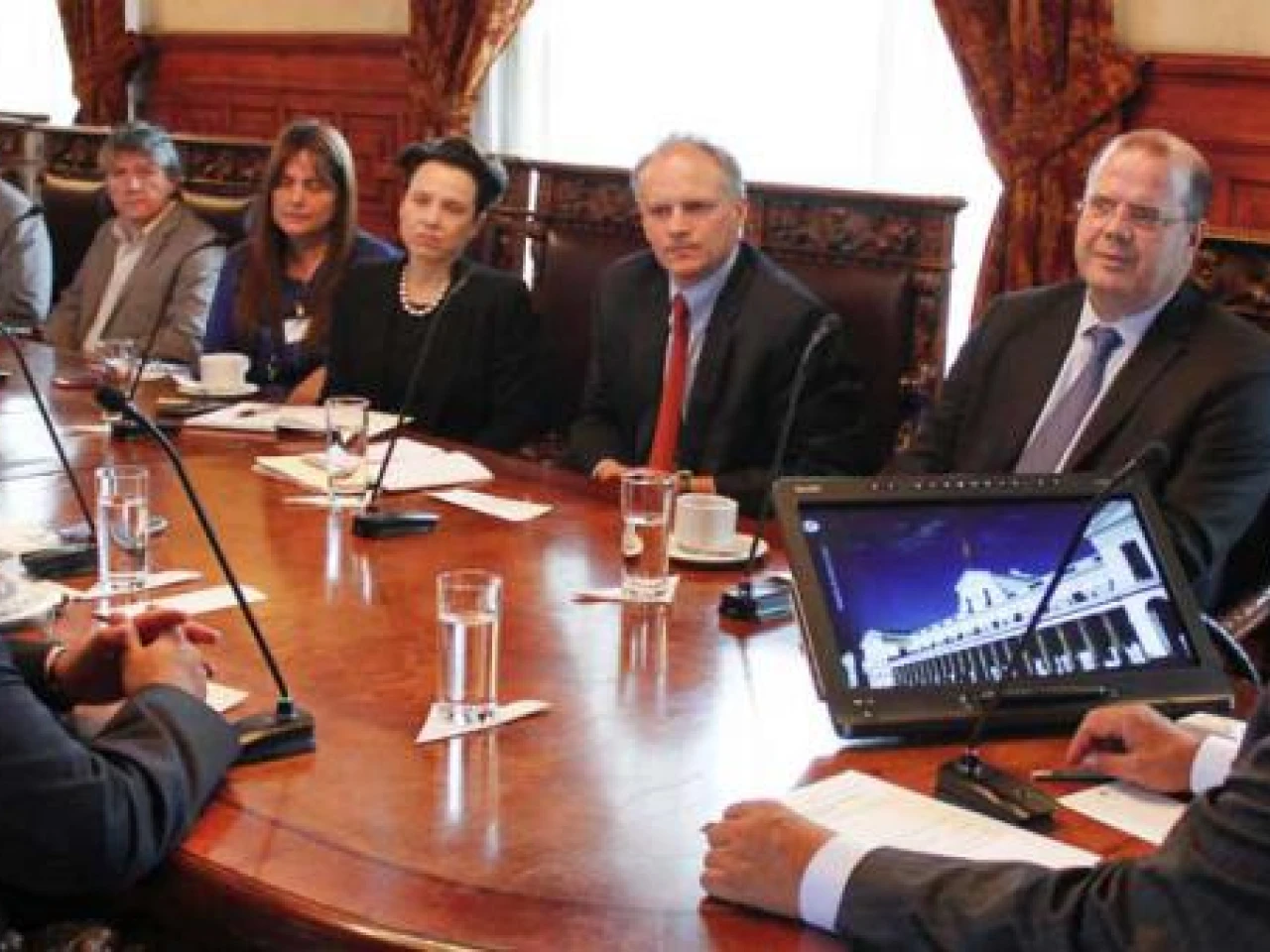 El Gobierno estrecha su relación con el Fondo Monetario Internacional