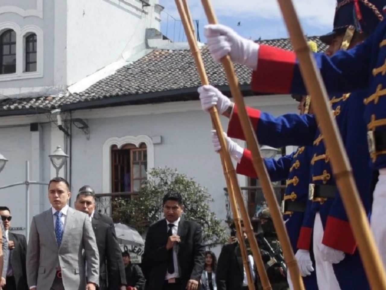 Noboa reemplaza a Lasso en medio de un país agitado