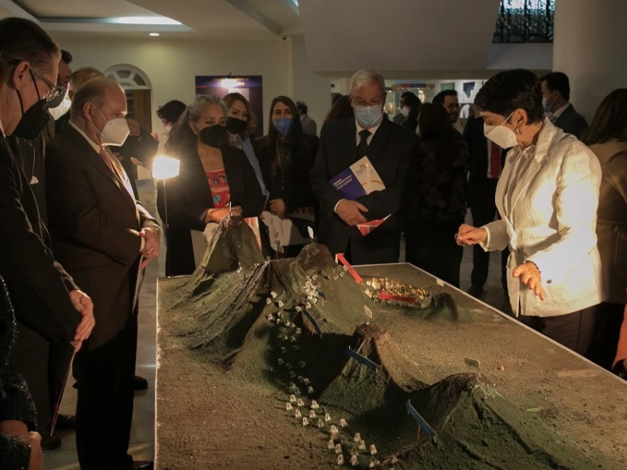 Ecuador exhibe reliquias de su independencia para conmemorar su bicentenario