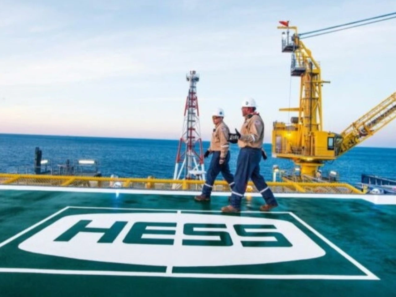 Chevron adquiere Hess por 53.000 millones pese a objeciones de Exxon 