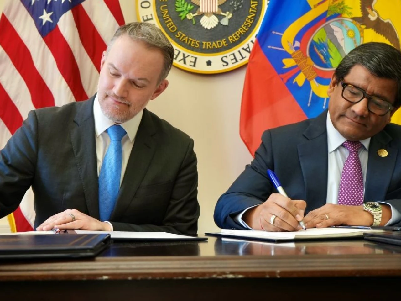 Ecuador y Estados Unidos firman acuerdo comercial que elimina sobretasas a parte de exportaciones no petroleras