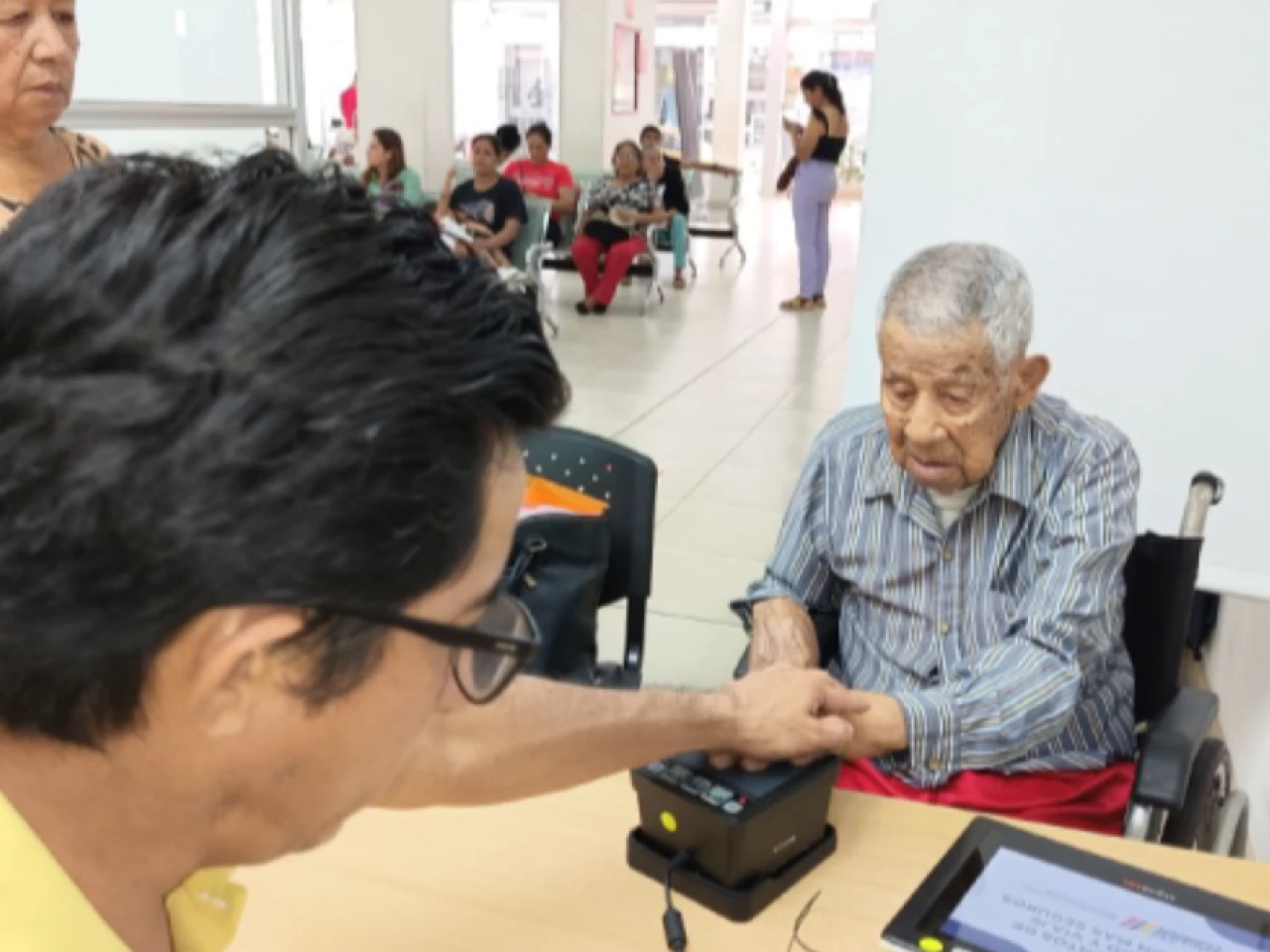 Sucumbíos: Juan Merchán renovó su cédula a sus 102 años 