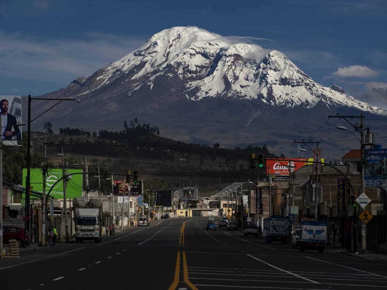 Ministerio alerta sobre alto riesgo de avalancha en volcán ecuatoriano Chimborazo