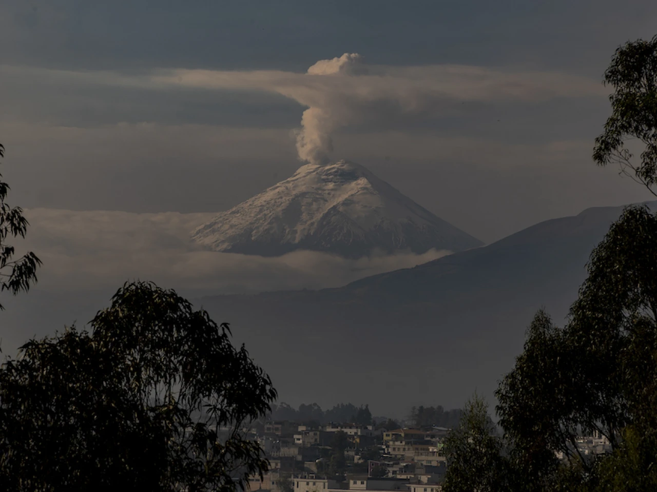 El Cotopaxi emite columna de gases y vapor de 500 metros