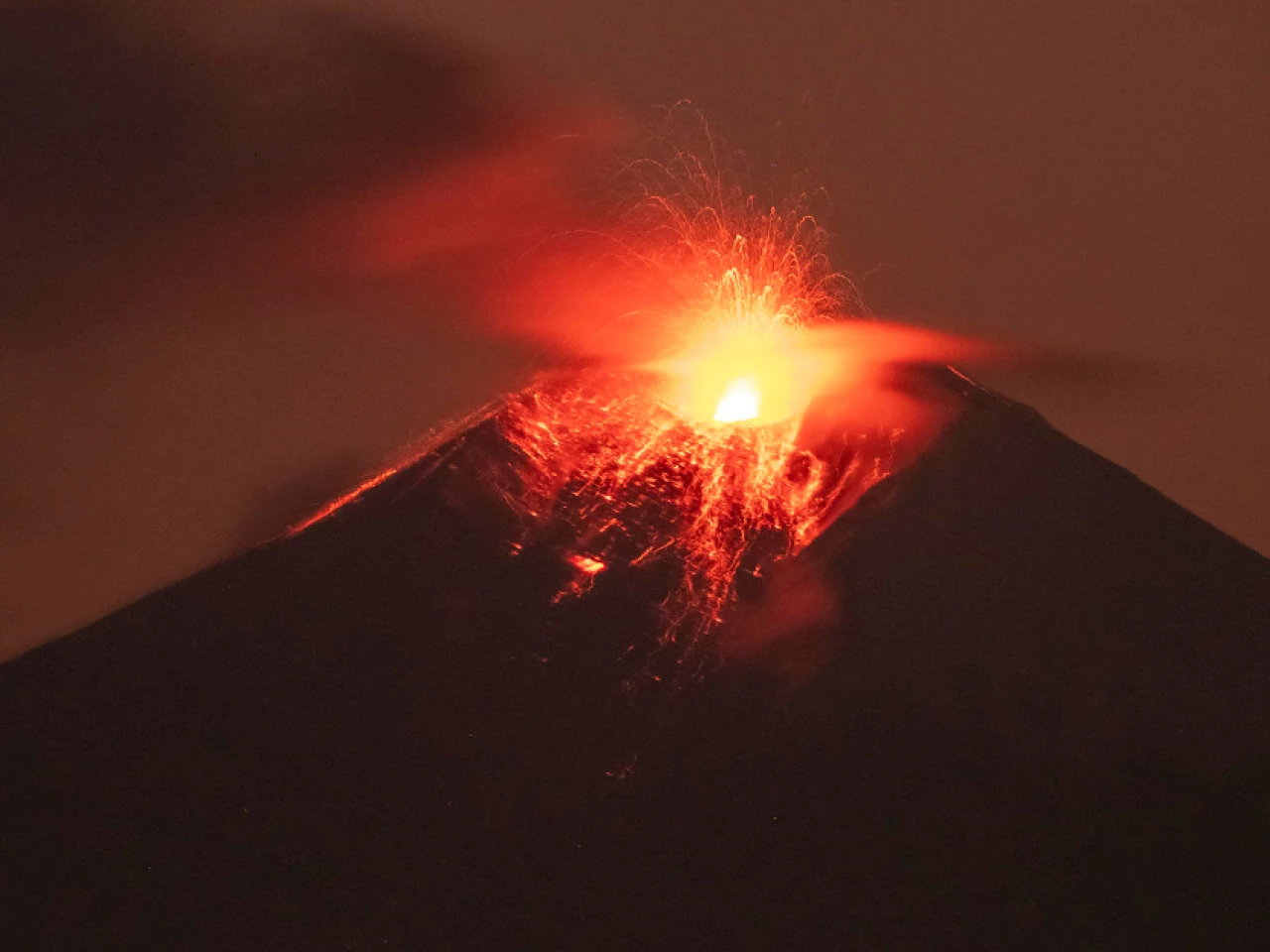 Sangay lanza gran nube de ceniza que cae sobre 3 provincias