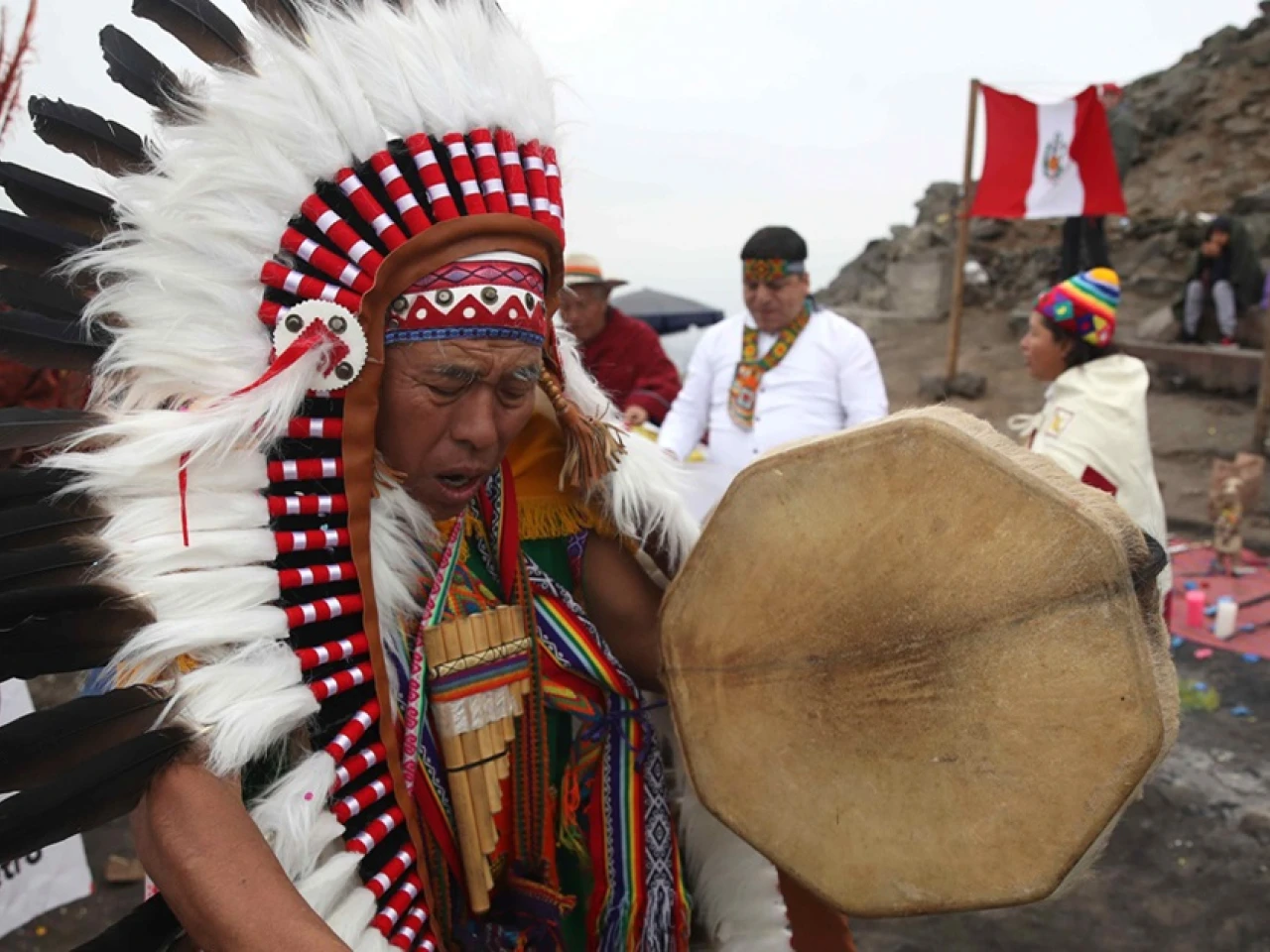 Denuncian el izamiento de una bandera colombiana en la isla peruana reclamada por Petro