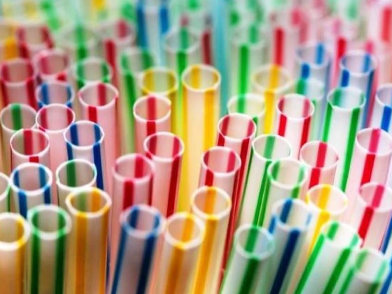 El Gobierno prohibió sorbetes plásticos 