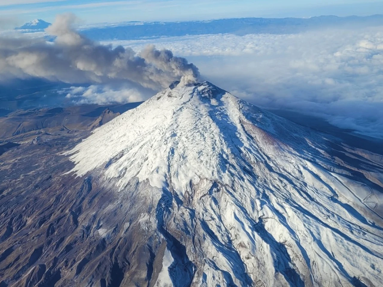 Volcán Cotopaxi emana columna de 500 metros de gases y poca ceniza