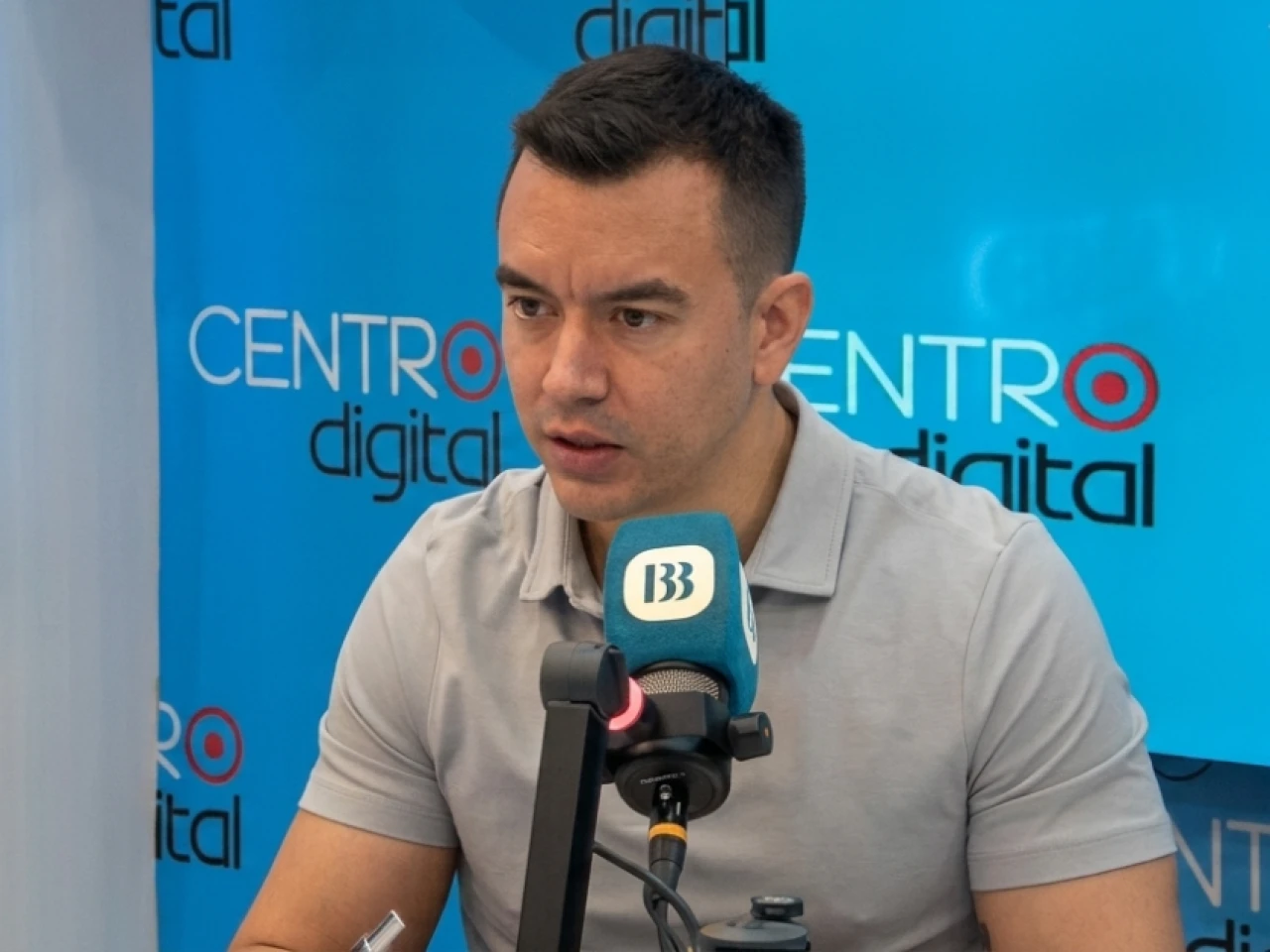 Noboa anuncia acuerdo inicial con Colombia para una tarifa binacional de electricidad