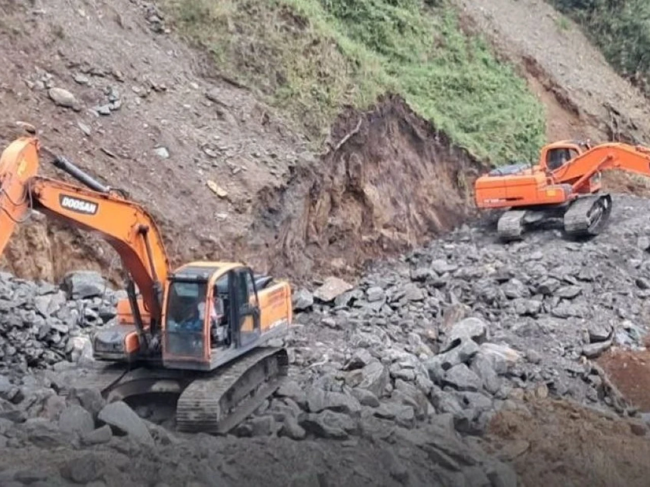 Las obras para estabilizar talud en la vía Cuyuja-Baeza avanzan