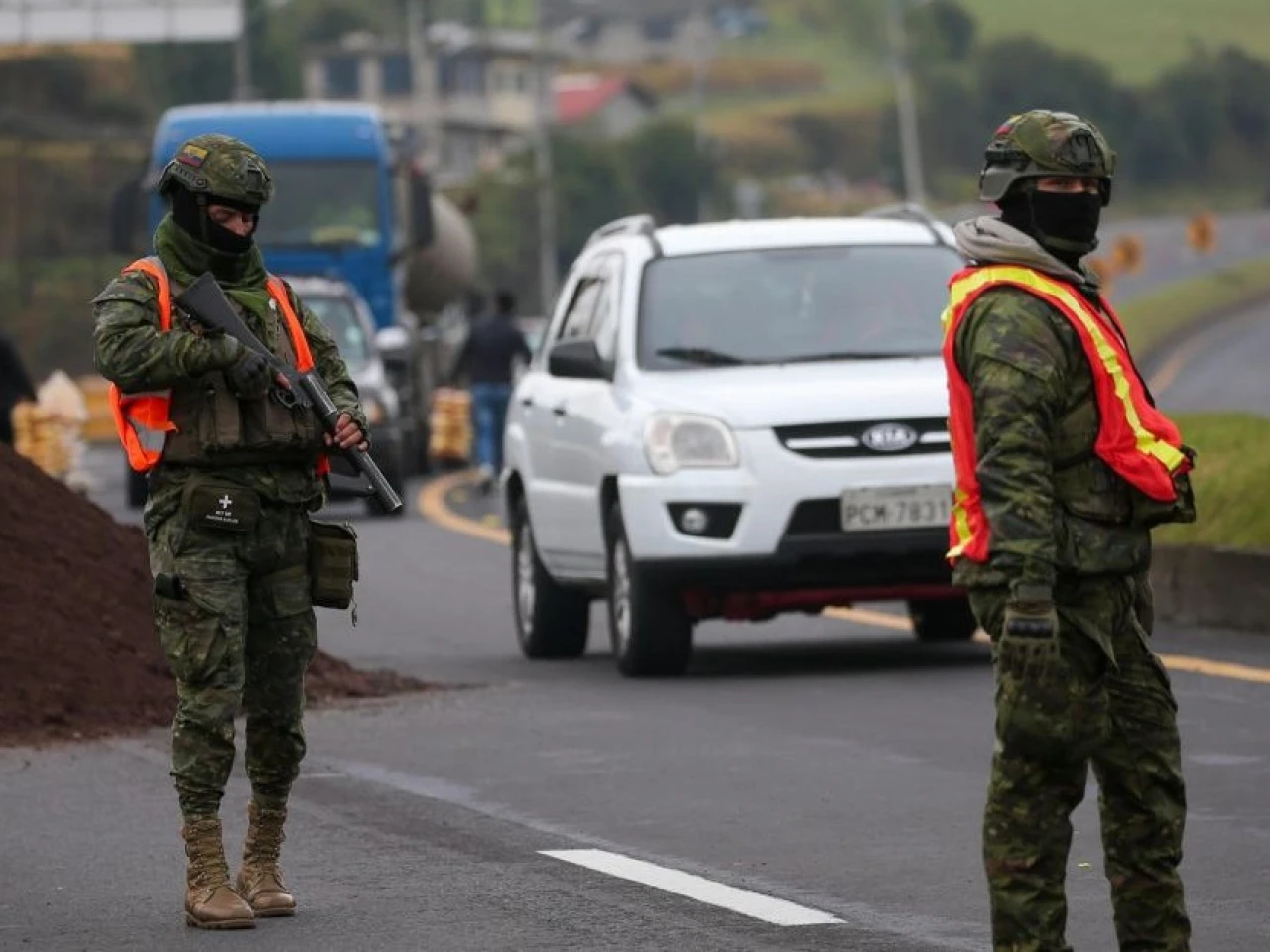 Las autoridades investigan 2 explosiones en puentes