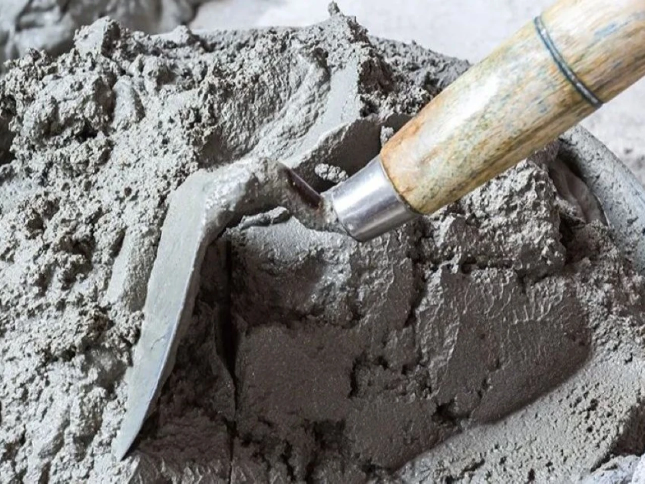 Crisis de asfalto paraliza obras en el país