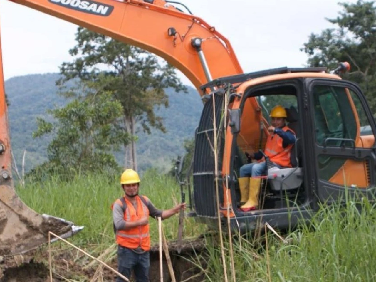 La construcción de drenajes agrícolas en Yantzaza avanza