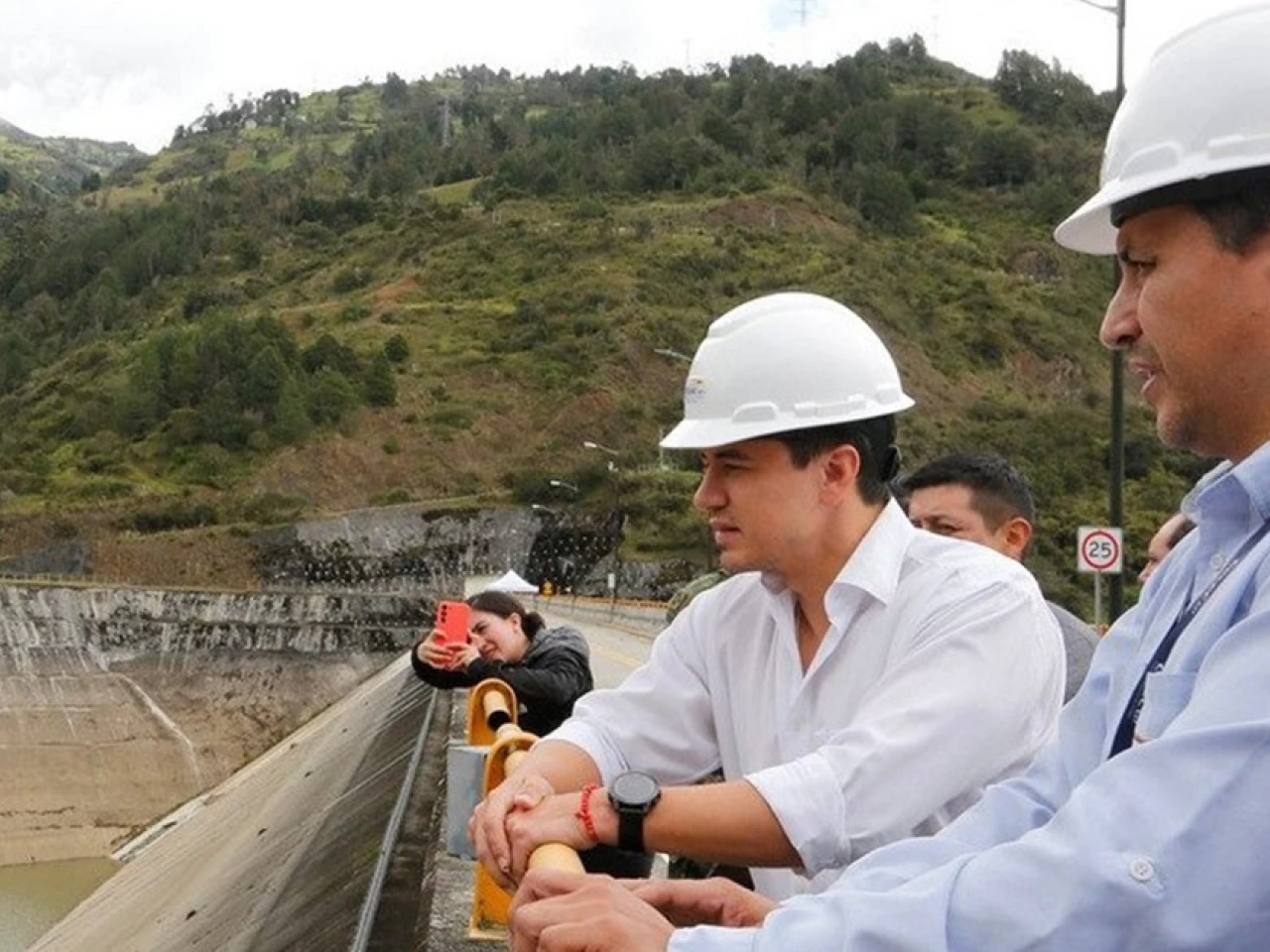Noboa inspeccionó la central hidroeléctrica Mazar