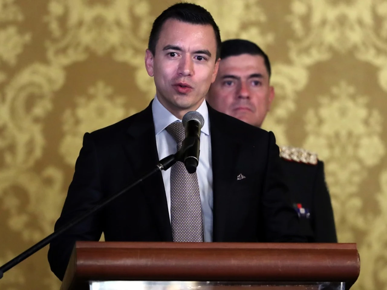 Noboa propone subir el IVA al 15 % en medio del conflicto armado