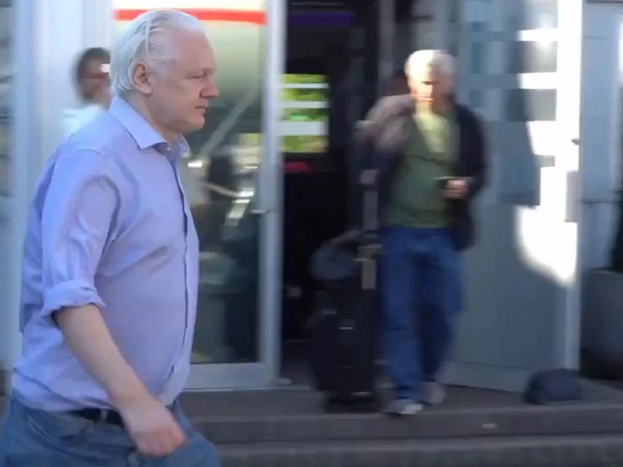 Assange sale de prisión 14 años después de filtración de documentos del Pentágono