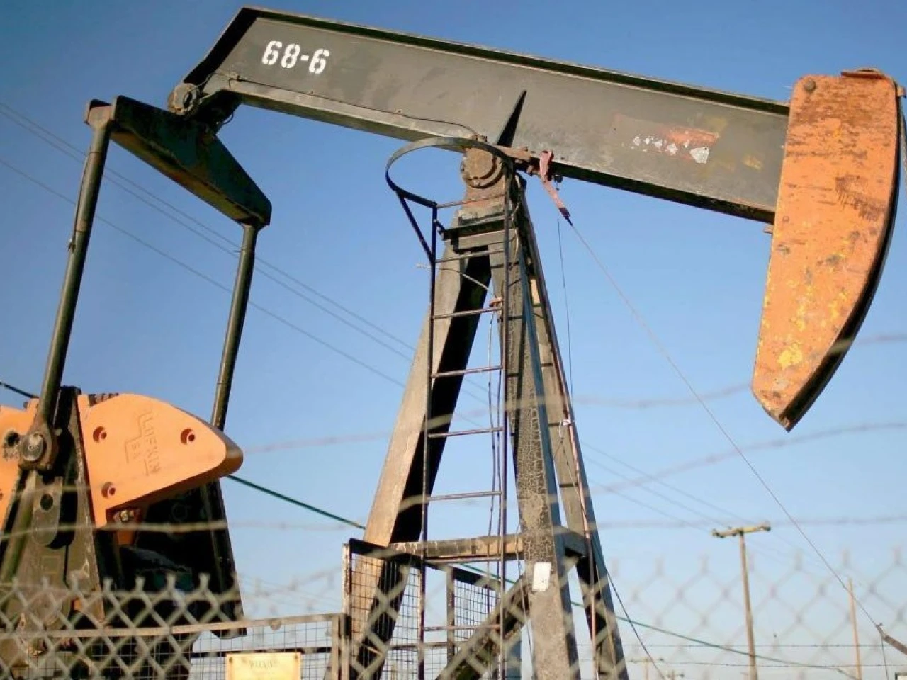 El petróleo WTI, referente de Ecuador, subió a $ 61,69 el barril