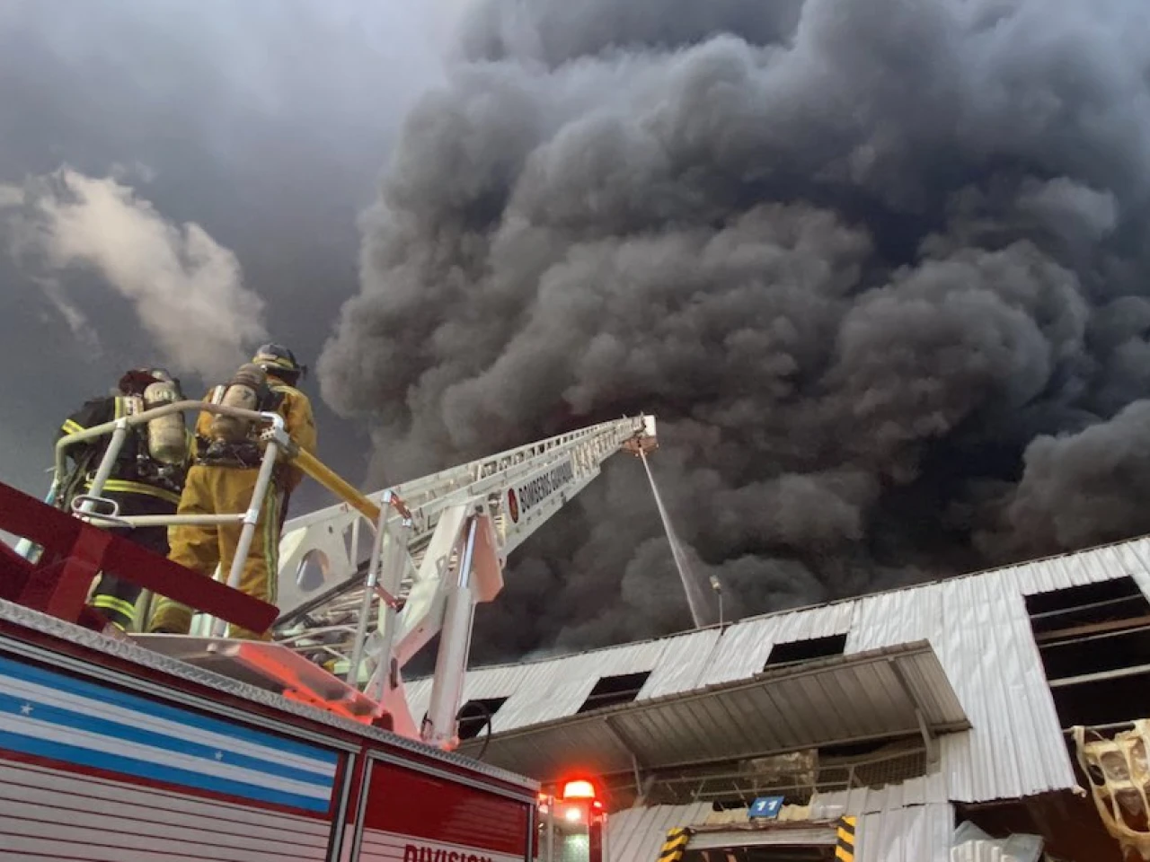 Más de medio millar de bomberos sofocaron incendio en Guayaquil