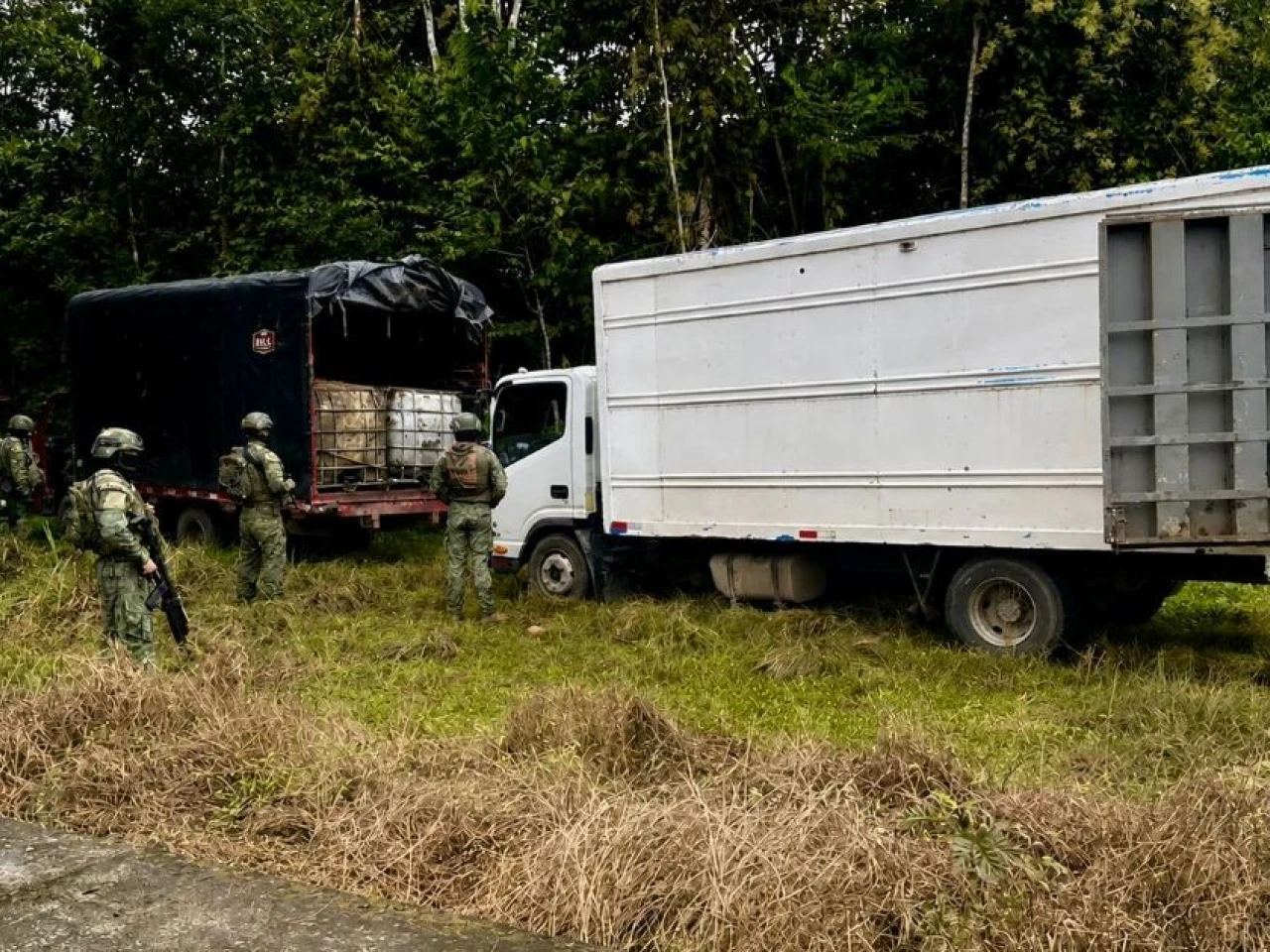 Militares decomisan 4.400 galones de combustible y dos camiones en Sucumbíos