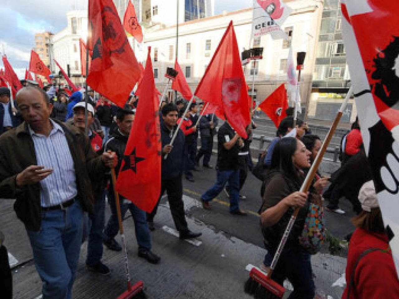 Sindicatos marchan para preparar “paro nacional” contra el gobierno