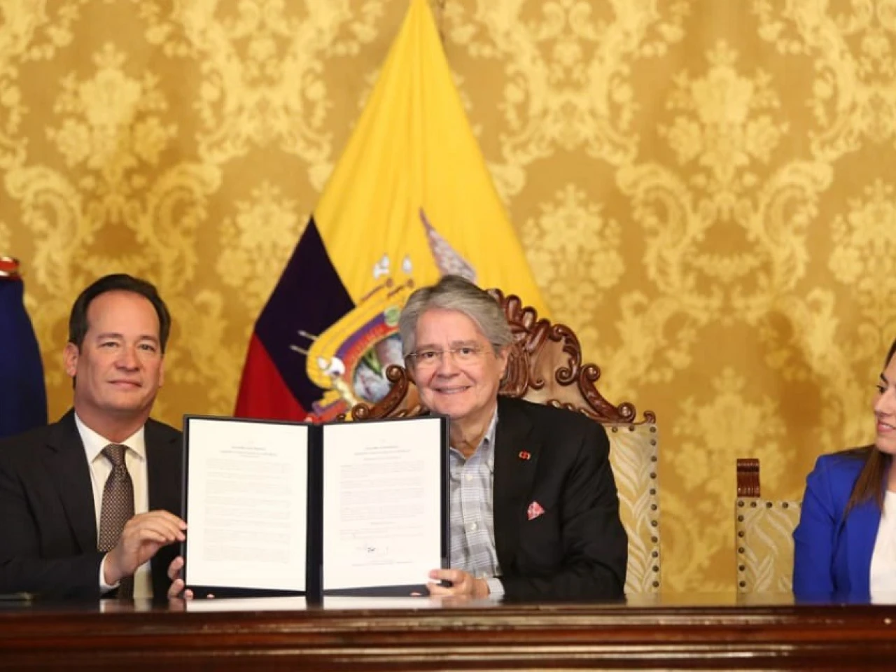 Gobierno emitió reglamento de Ley de Comunicación para "blindar la democracia"