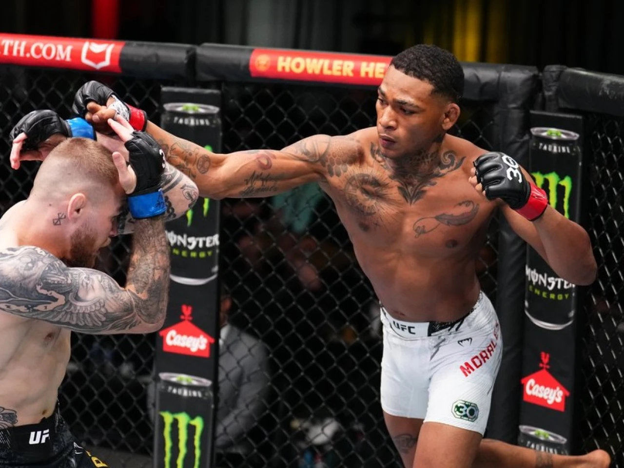 Michael Morales sigue invicto en la UFC