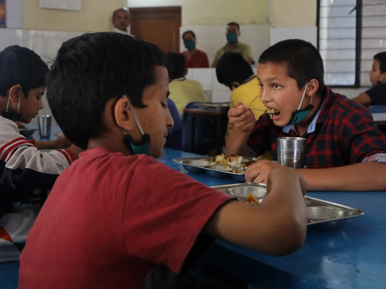 El efecto de la pandemia aún afecta la alimentación escolar en América Latina y el Caribe