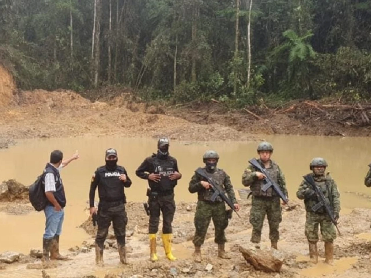 Las Fuerzas Armadas luchan contra la minería ilegal en la Amazonía
