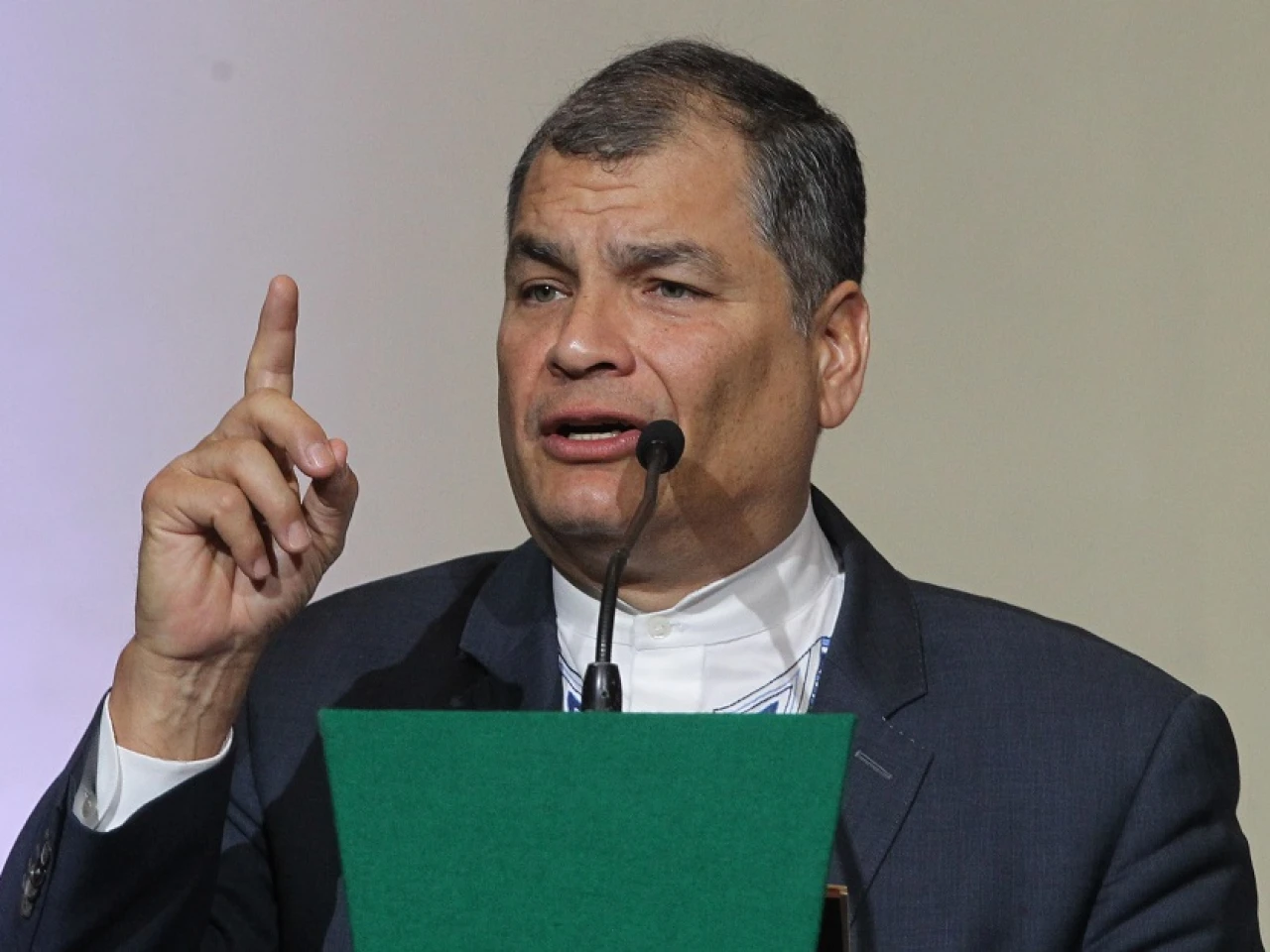 Rafael Correa, acusado hasta de genocidio