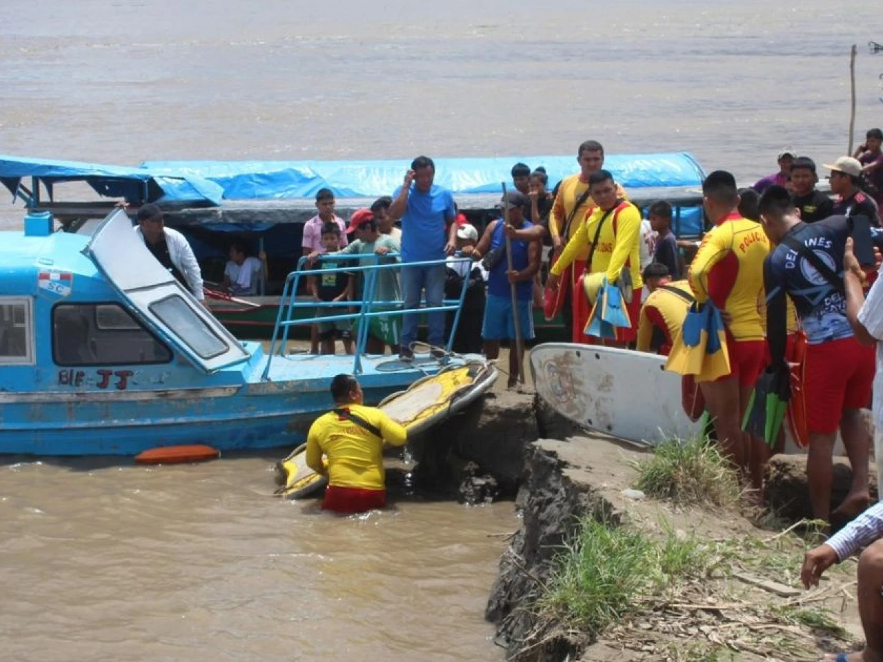 Perú: Naufragio de 2 embarcaciones en la Amazonía dejó 12 muertos y 57 desaparecidos