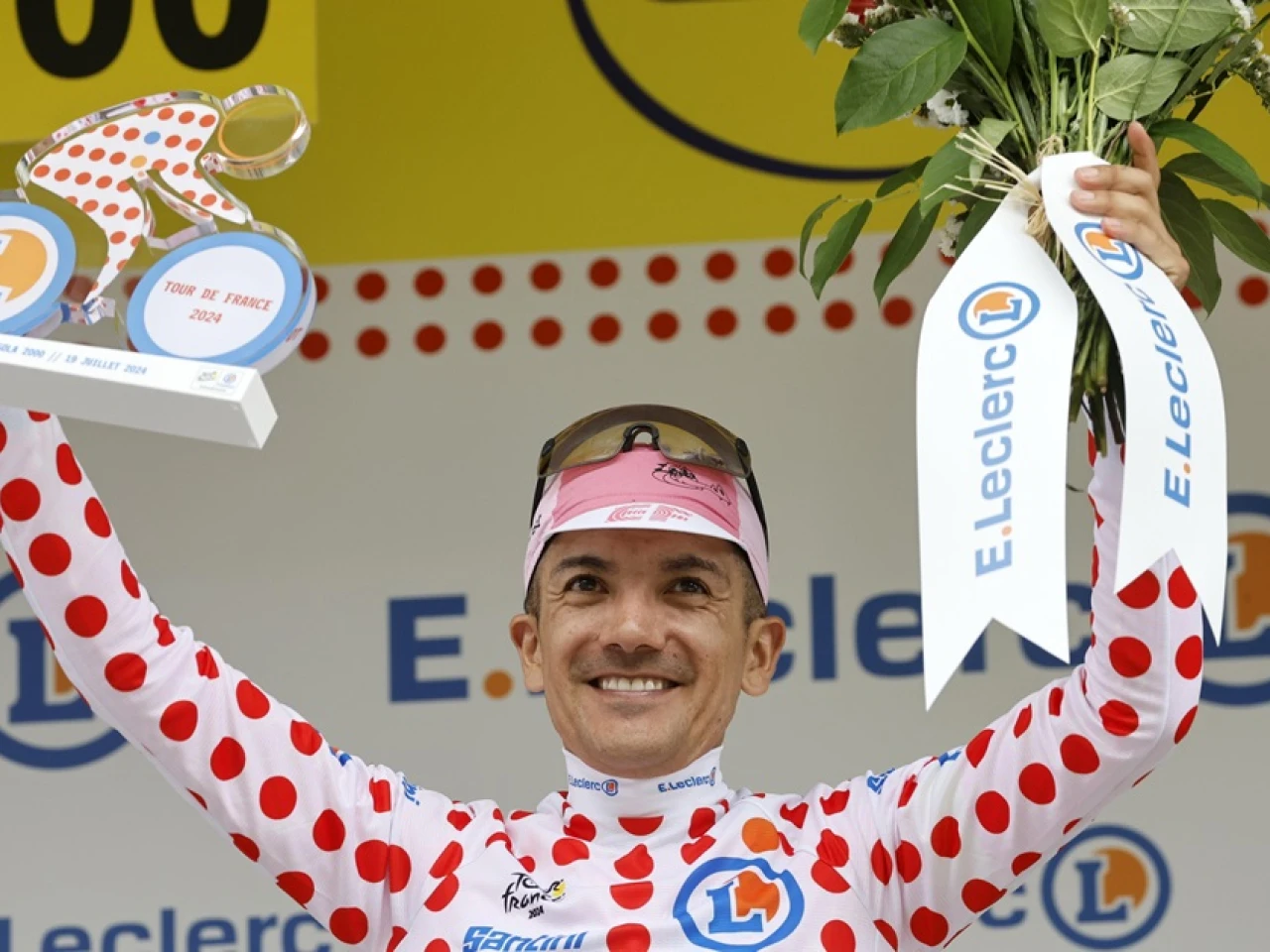 Carapaz conquista el techo del Tour y mañana saldrá con el maillot de la montaña